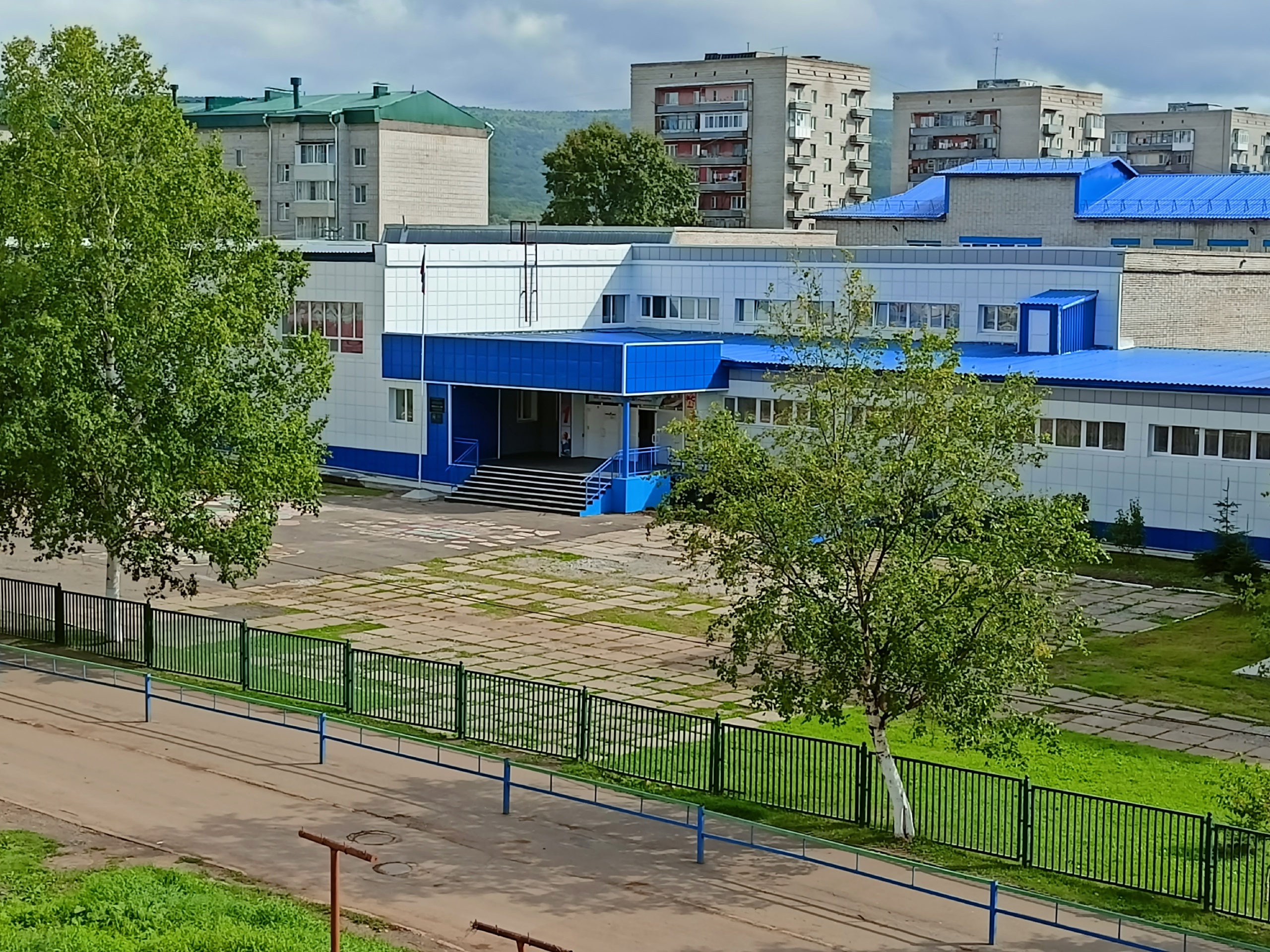 Фотография школы.